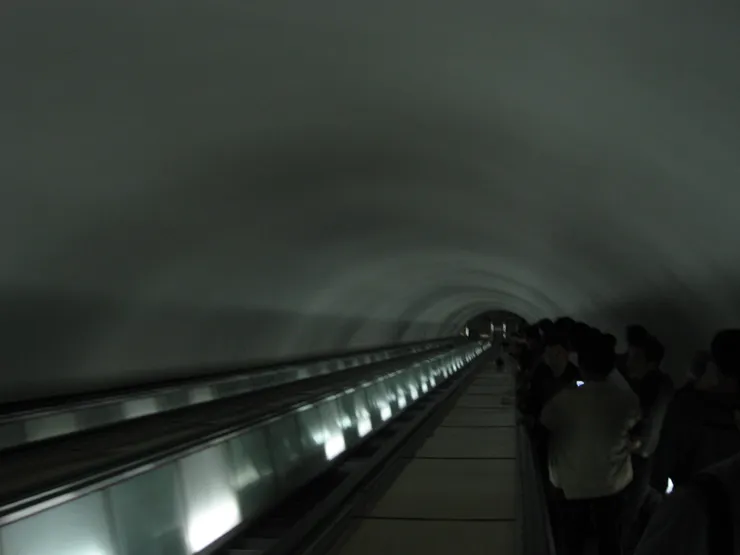 看似無盡的手扶梯！