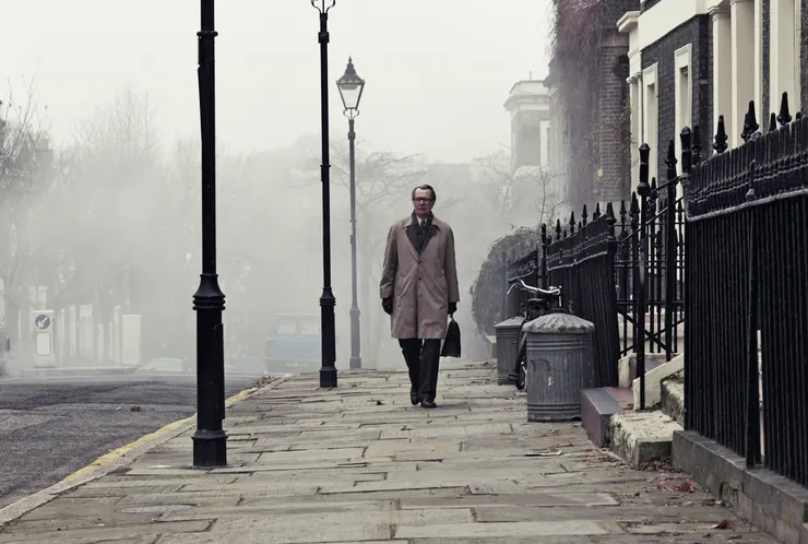 人設是「普通」、「矮胖」的大衣型男史邁利（圖片取自IMdb）