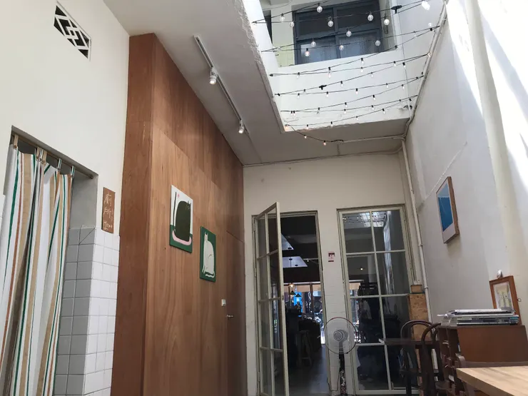 這個咖啡廳空間是挑高的,但並非露天的,所以淋不到雨,待在這裡面是有點神奇的感受。