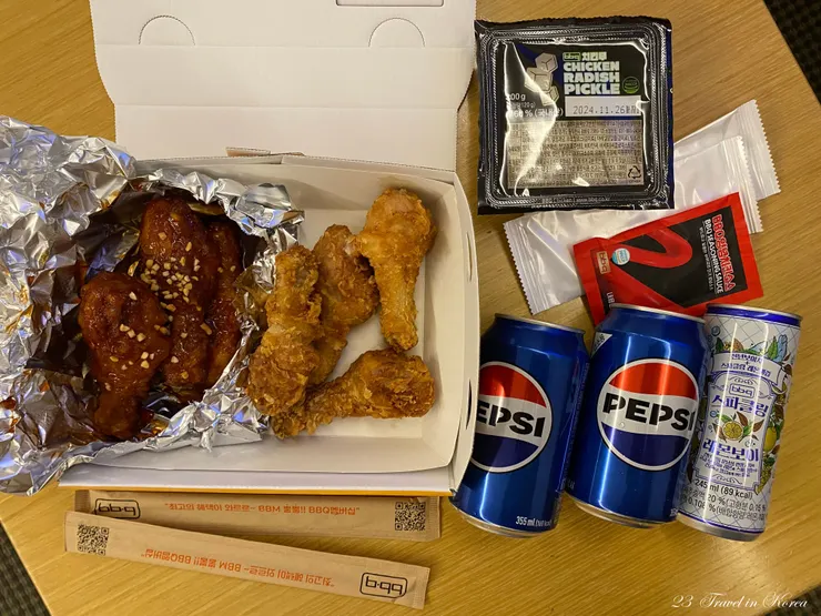 結果市場豬肉捲不太合我們的口味，炸雞拯救了我們哈哈~