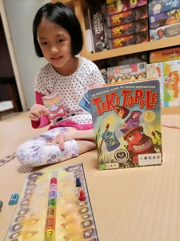 圖為知名桌遊「推倒堤基」