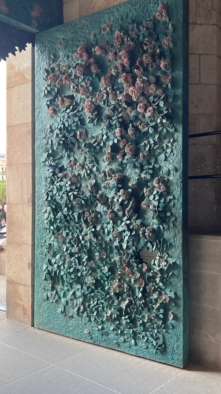 門上的雕塑就令人驚艷