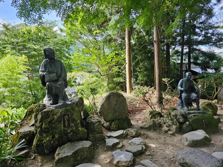 松尾芭蕉與弟子的雕像