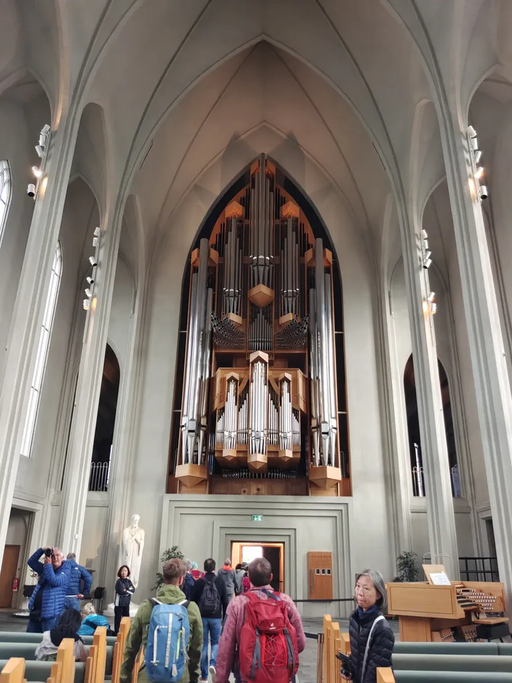 Hallgrímskirkja內部,後方有管風琴,大門出入口在此。