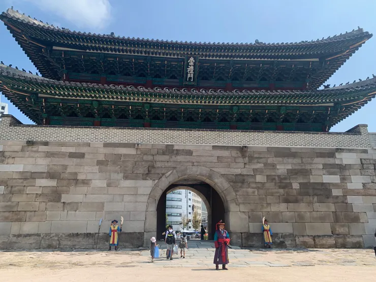 崇禮門(南大門)到此一遊照。三個衛兵大叔很敬業，太陽曝曬，還是站得好好的，官越大越曬～哈～