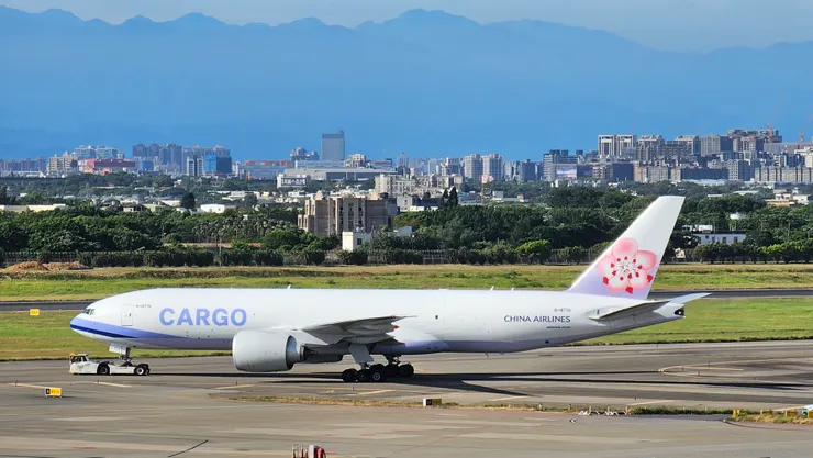 這是華航的波音B777型貨機!攝於桃機南側觀景台!