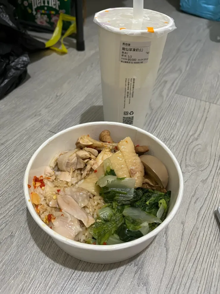 太熱了窩到老公姪女房間，沒有桌椅只能席地而坐。