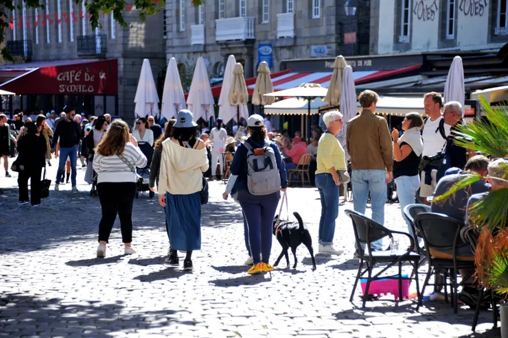 【下城牆進入舊城區朝餐廳走去】