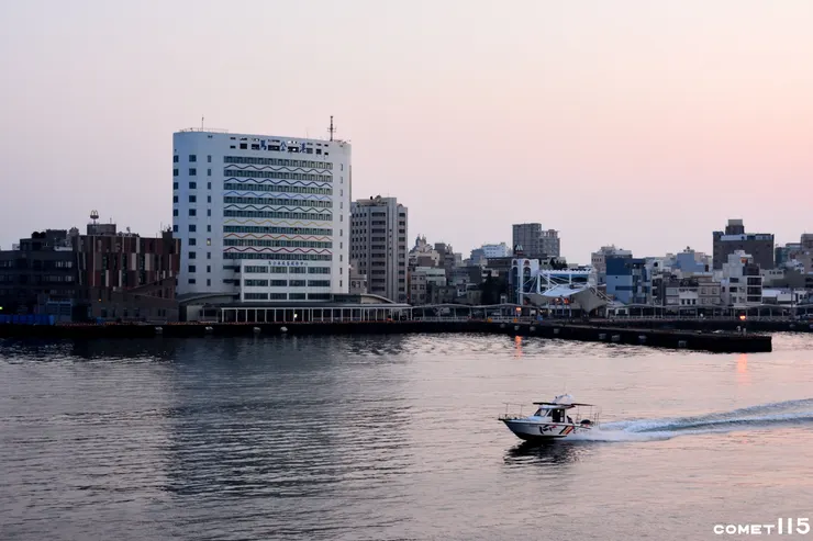 朦朧晨光中已經可以看見馬公港大樓