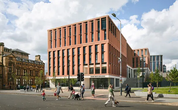 筆者就讀的亞當斯密商學院中有許多碩士班由於華人學生過多, 非常影響就讀體驗, 課堂討論也很常用中文