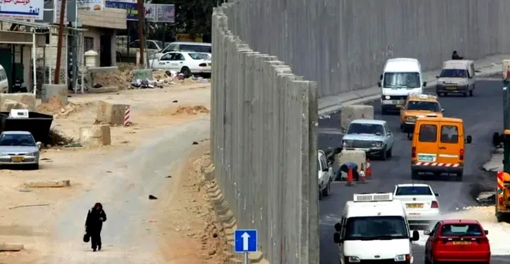 【一牆之隔，兩個世界。】