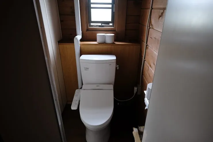 廁所的地板乾淨到令人震驚,插著電的免治馬桶也令人震驚