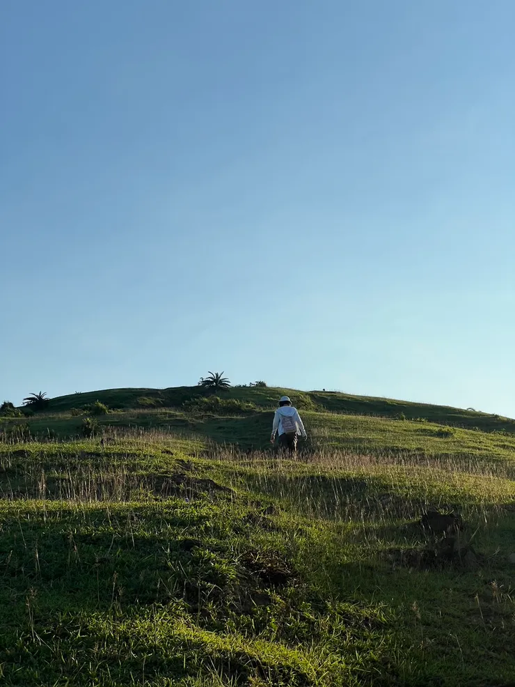 白天的時候一覽無遺，路很好走，晚上的時候伸手不見五指，只有夜空作伴，真的會摸無路