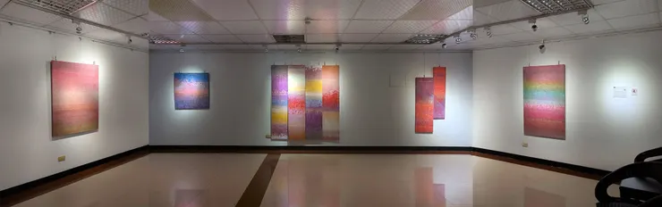 積吶虹光，〈青天白日滿地「虹」〉，壓克力顏料、紙。  