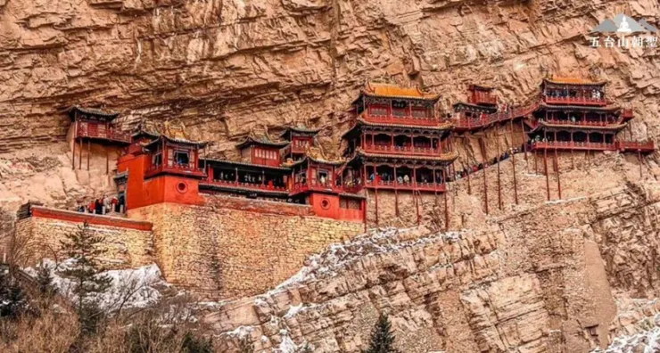 懸空寺位於中國山西省大同市的恒山山腰，歷史可追溯至北魏時期，為中國唯一同時供奉佛教、道教與儒教的寺廟。