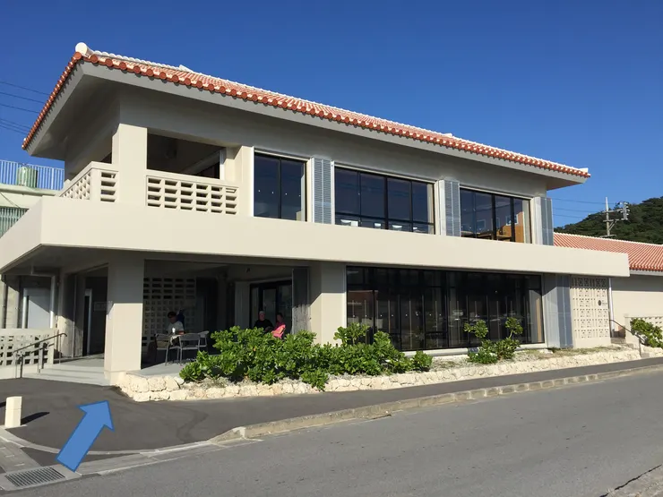 箭頭所指轉角，即為公車搭乘地點，可先至旁邊的座位區等待│拍攝於公車站