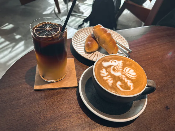 我和朋友點了一杯拿鐵、一杯特調，和兩個可頌