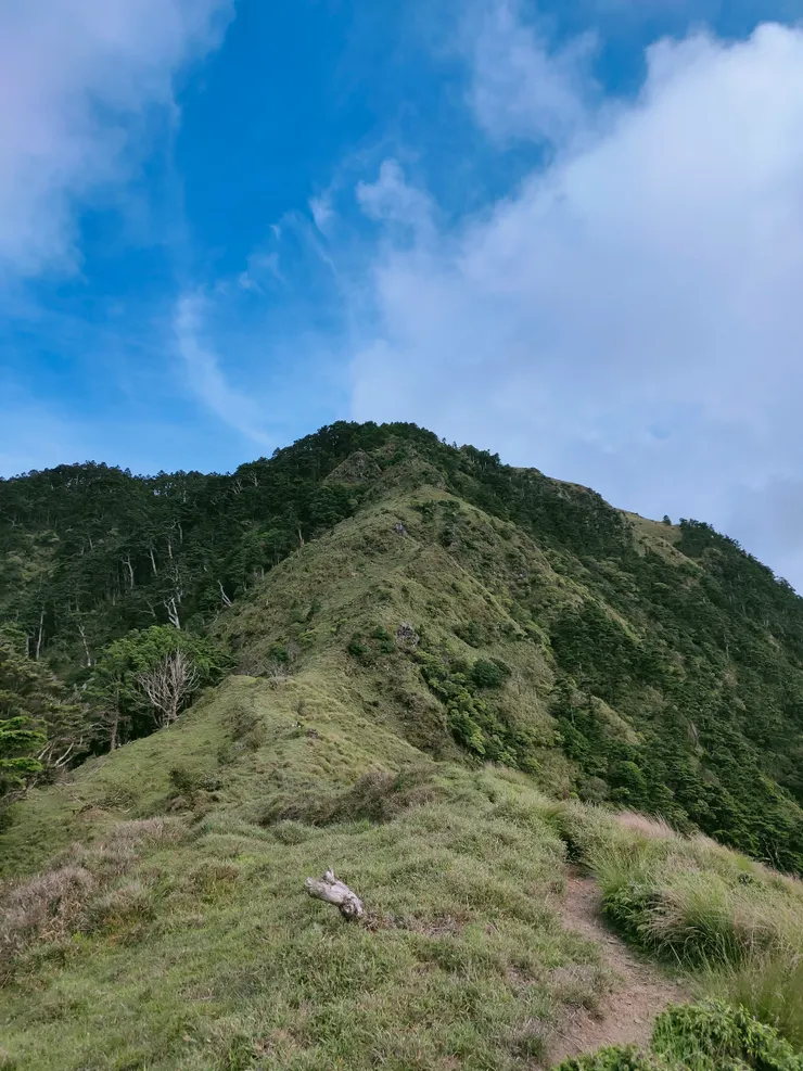 海諾南山前最後的陡坡,此時還是藍天白雲的大景,完全看不出馬上就要風雲變色。