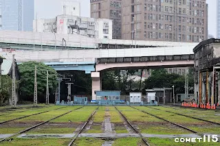 移車台是聯絡油漆工場(左)與客車工場(右)之間的車輛搬運設備