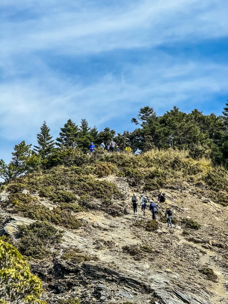 碎石坡上便是關山嶺山三角點囉～