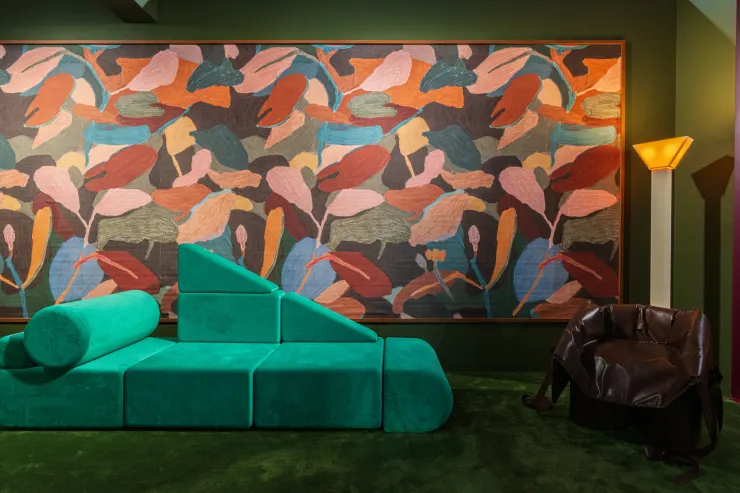 遊戲 - 影迷室  最後, 走進充滿活力的遊戲室, 這是影迷的遊樂場, 一位充滿熱情的表親沉醉於膠捲和 1980 年代香港的賓虹脈搏, 房間充滿若感想不到的藝術品、鮮屬的造型, 是一個生動的拼貼, 展現出表親的回憶與他觀察到的人物。這是一個充滿動感的電影與生活的寫照，能量在其中湧動、對王家衛電影 世界充滿敬仰。每一次看見花園, 都像是一幕全新篇章的預告, 一個等待展開的嶄新冒險。