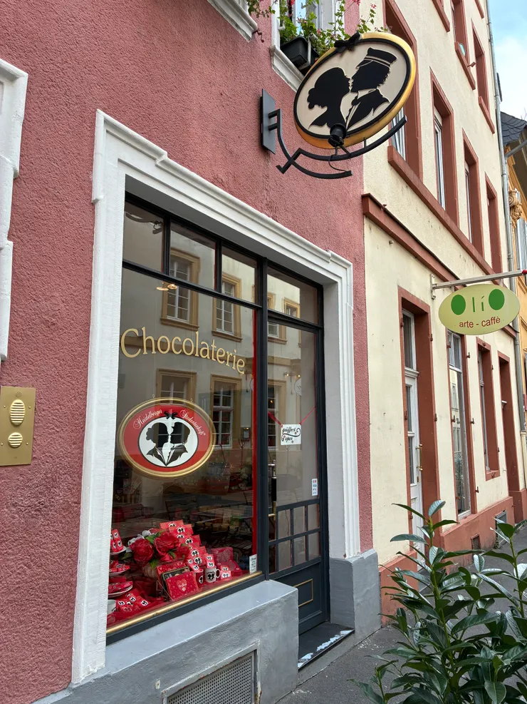 著名的巧克力店「學生之吻」，可以說是校園巧克力傳情的鼻祖。