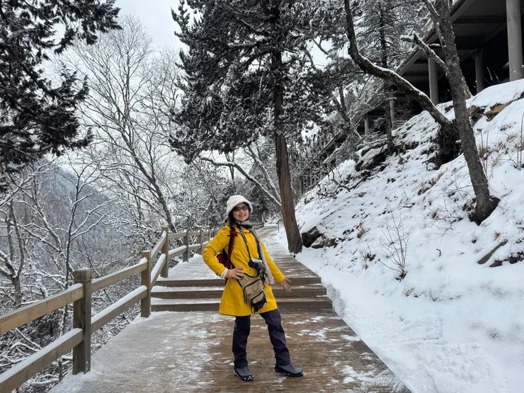 請掃雪的阿嫂幫忙拍照打卡