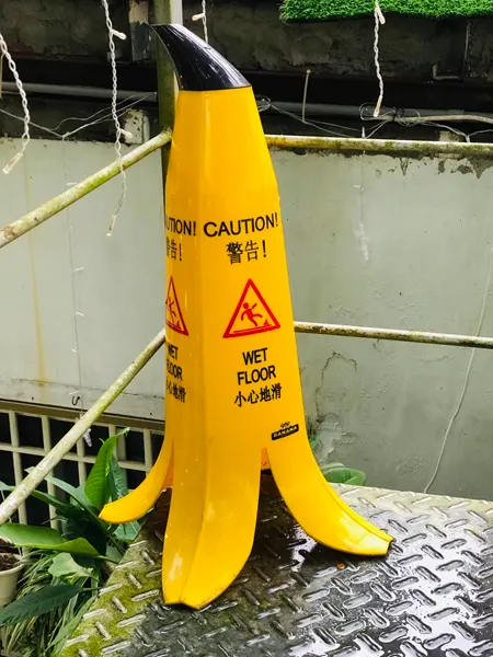貼心的香蕉皮造型＂小心路滑＂標誌