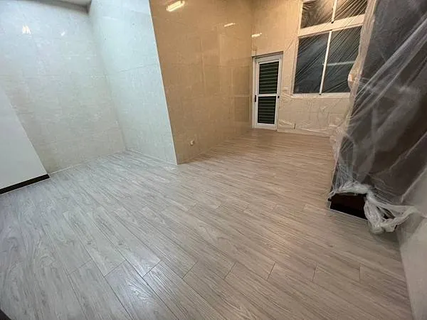 加長型木板讓視覺不斷延伸，工作環境更有專業氛圍。