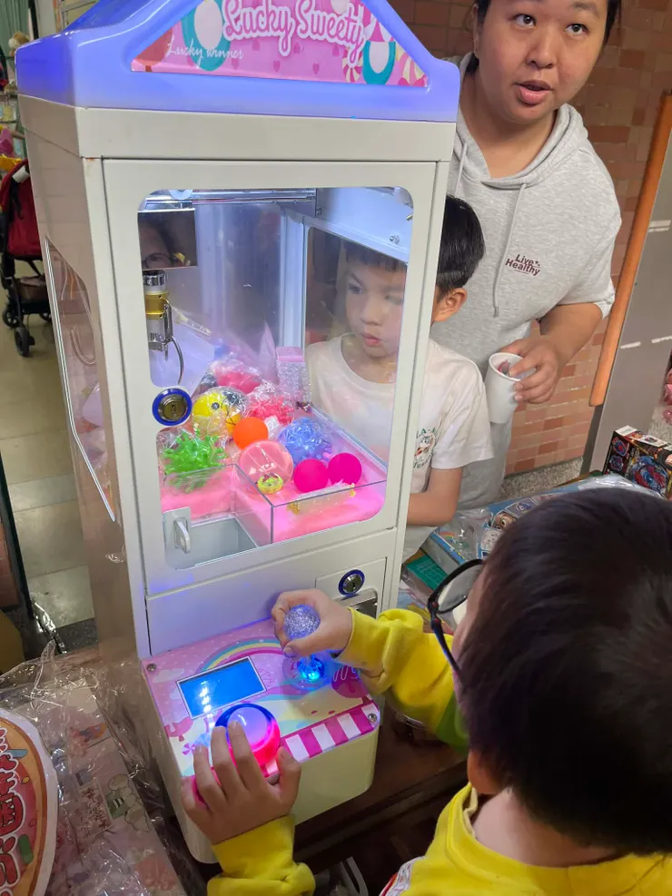 家長特地搬來的小朋友專用夾娃娃機😂