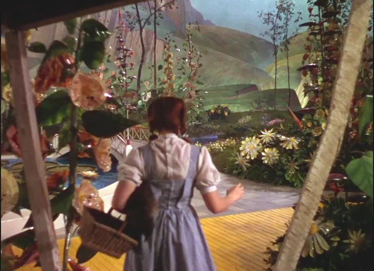 從到達奧茲國開始，電影色調從棕色調（現實世界）變成彩色（仙境）