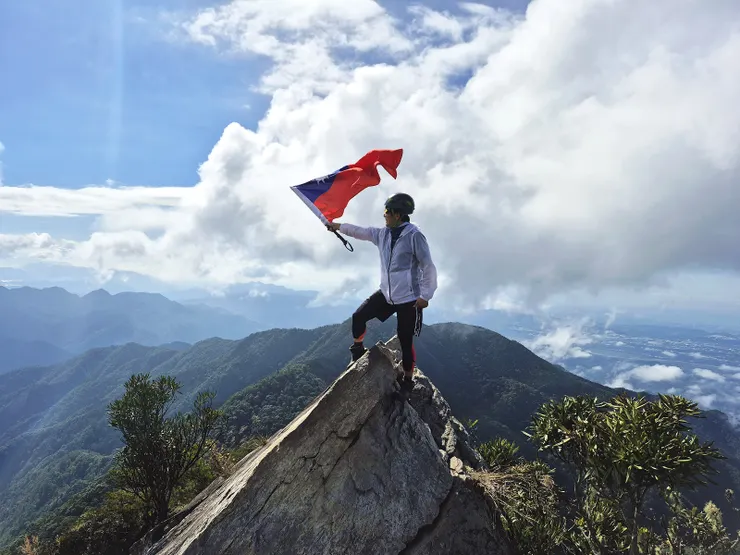 邱主任一早參加縣府升旗典禮後，火速趕來與我們會合，參加我們的山項升旗典禮