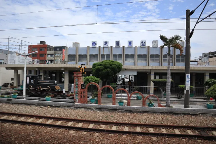 苑裡站房靠鐵路側的豐富造景