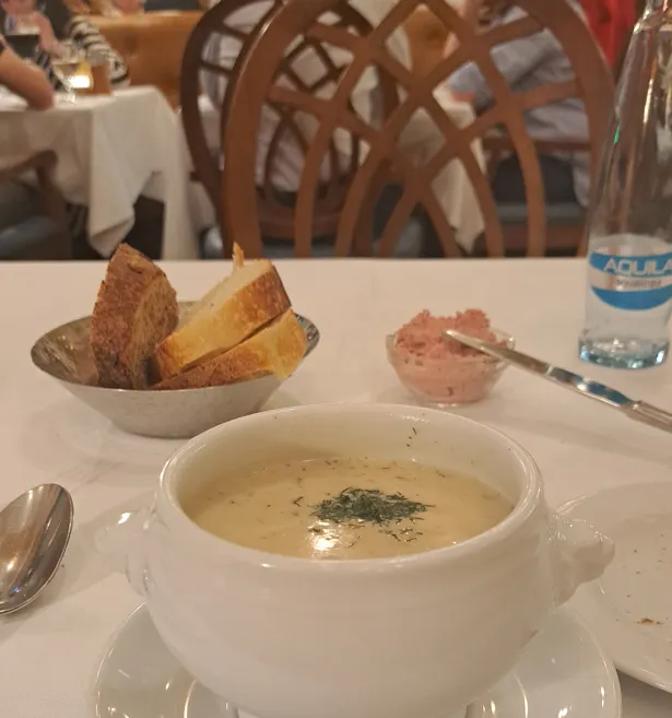 服務生推薦的捷克特色湯 dill soup..酸酸的裏頭還有未熟蛋..味道很特別,麵包配的肉醬很好吃