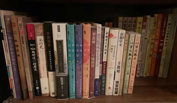 封面：書櫃其中一角友情客串，屋企無位放書，甚慘。