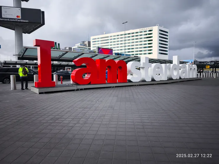 荷蘭機場門口標誌