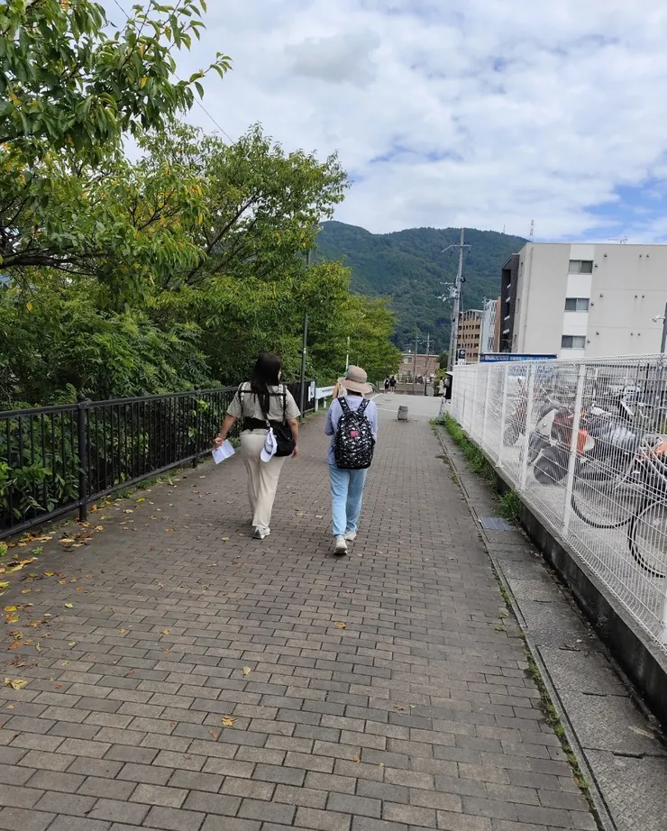 遇到台灣人，就一起同行聊天，前往龜岡小火車😄