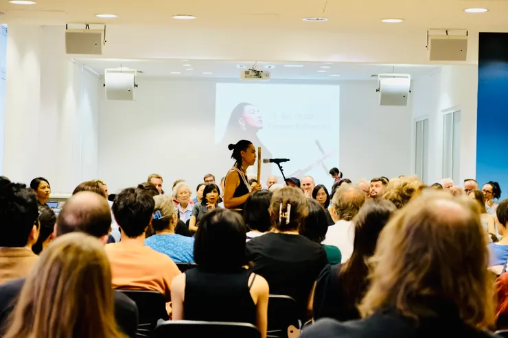 戴曉君（中）前往德國柏林的「駐德國臺北代表處」參加音樂工作坊，與來自各地的德國人、海外華僑、德台家庭齊聚一堂。