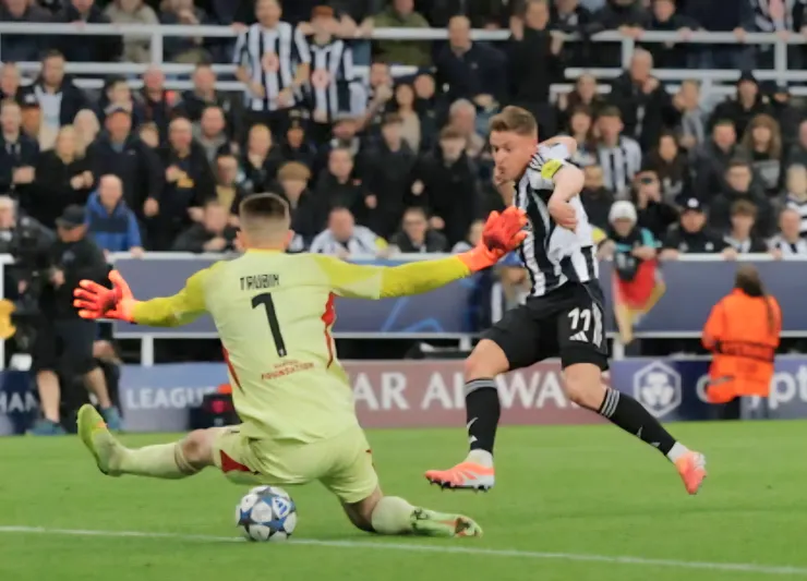 班尼斯個人梅開二度助紐卡素大勝3:0