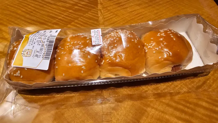 這是老爸在澳門新八百伴百貨樓上超市買的熱狗麵包!
