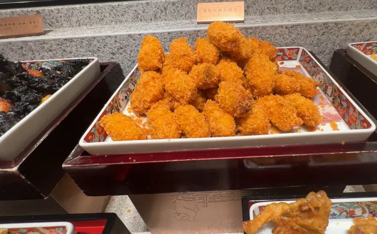 欣葉 NAGOMI 招牌料理，廣島炸牡蠣與金黃炸蝦，外酥內嫩的天婦羅。