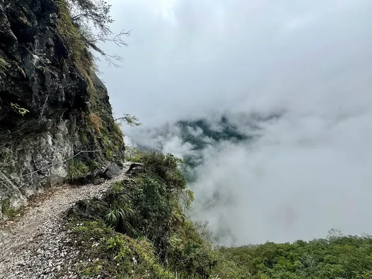 錐麓古道懸崖