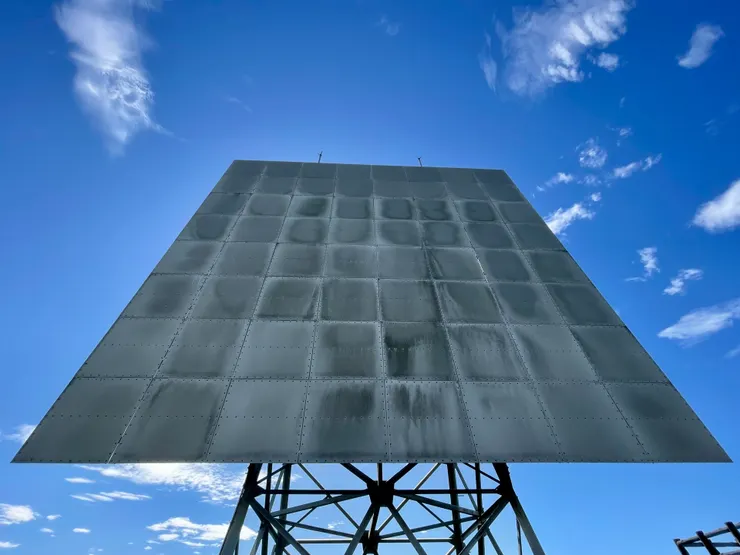 面天山頂有2片微波反射板,從市區也看得到