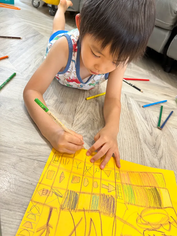 說不出來必須仰賴其他溝通方式，我家弟弟懂哥哥的需求。他自己畫屬於他跟哥哥之間的溝通板創意。