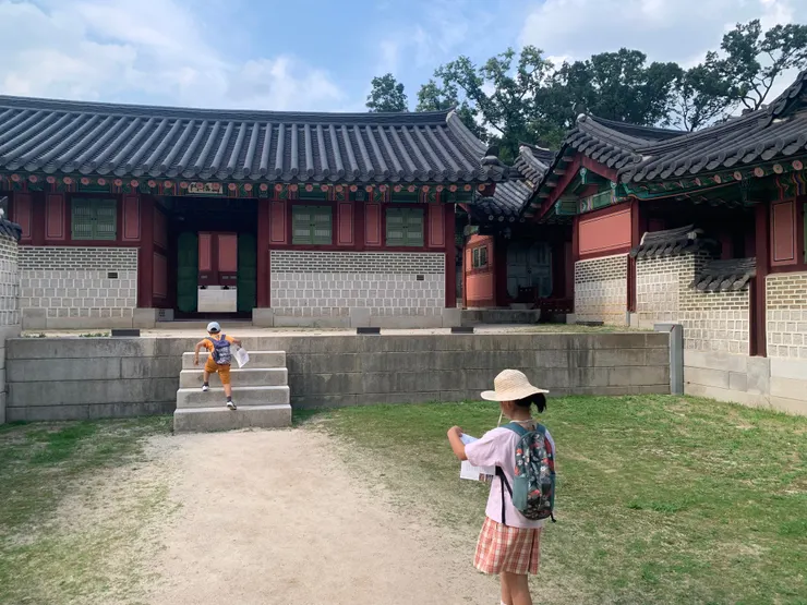 由小孩負責帶路