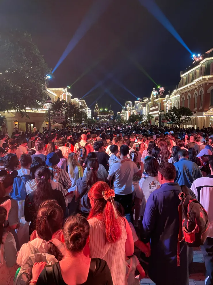 燈光秀結束後散場的人潮。