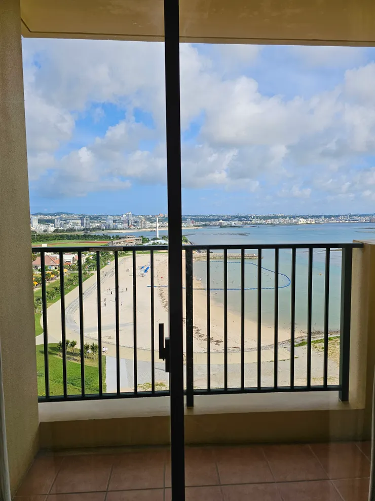 窗外就可以看到一片沙灘