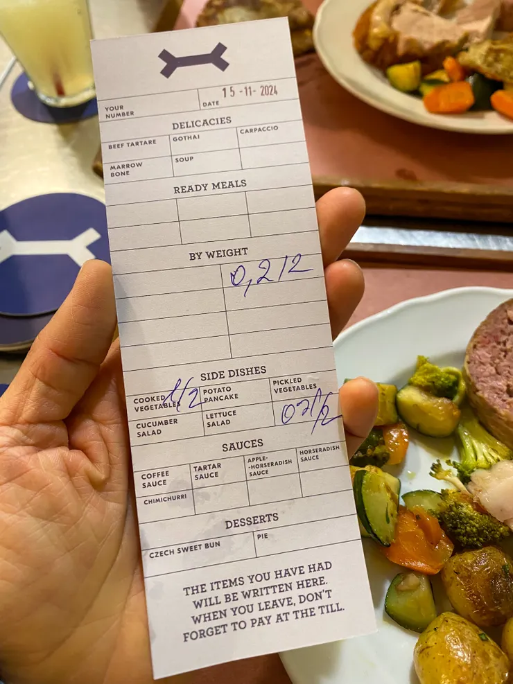 每人人手一張的長方形白卡,上頭有店員為你註記你點了哪些菜,特別的是,他們通常都只寫上重量,而不是我們熟悉的品名+份數。
