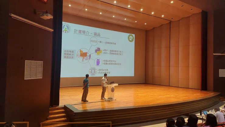 非常大型的演講台,Aaron臺風穩健