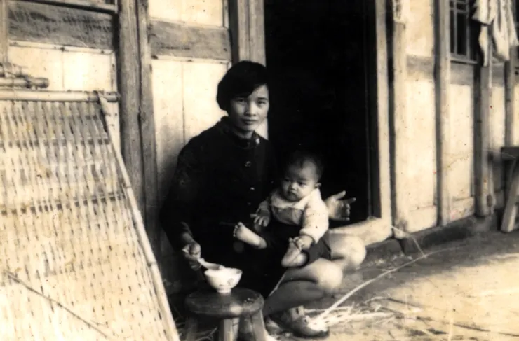 攝於民國61年，筆者內人正給四個月大的美枝餵食稀飯，因她拒喝牛奶